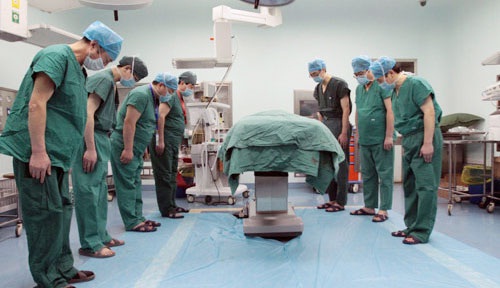 Các bác sĩ dành một phút mặc niệm cho bệnh nhân hiến tạng.