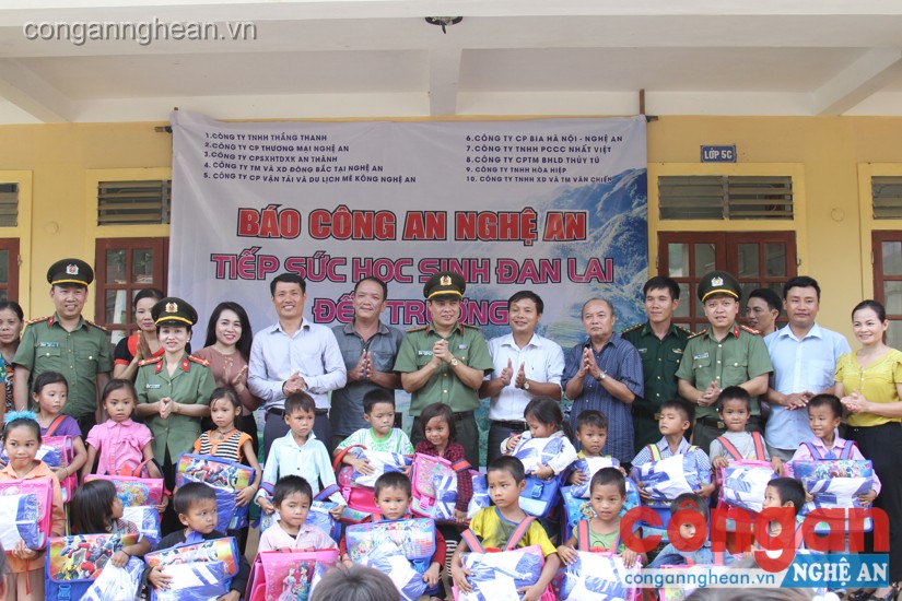 Báo Công an Nghệ An: 'Tiếp sức đến trường' tại xã Châu Khê, Con Cuông