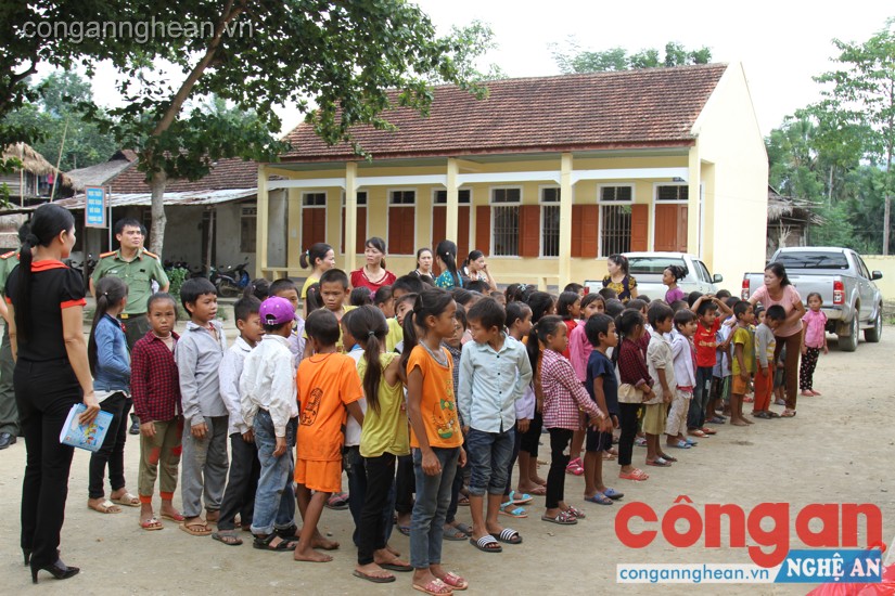 Các em học sinh háo hức trước giờ đón nhận quà từ đoàn
