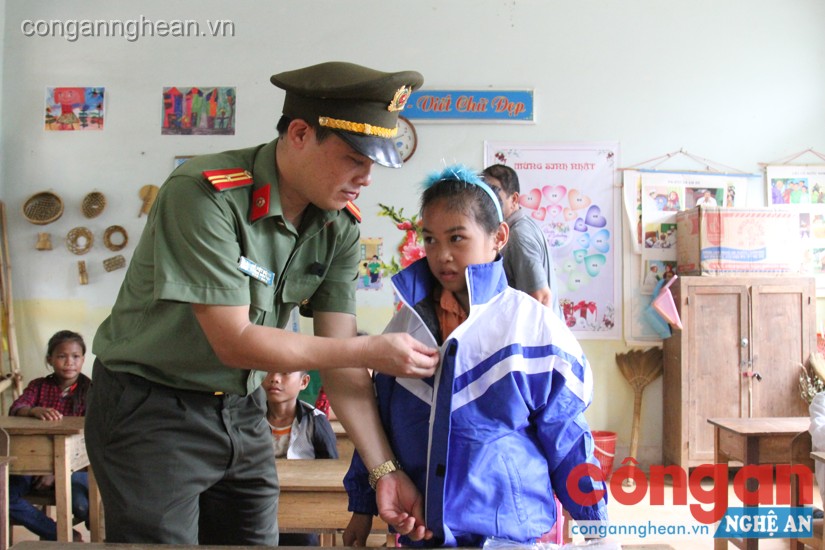 Trao tặng rồi chỉnh sửa tươm tất áo mới cho các em học sinh