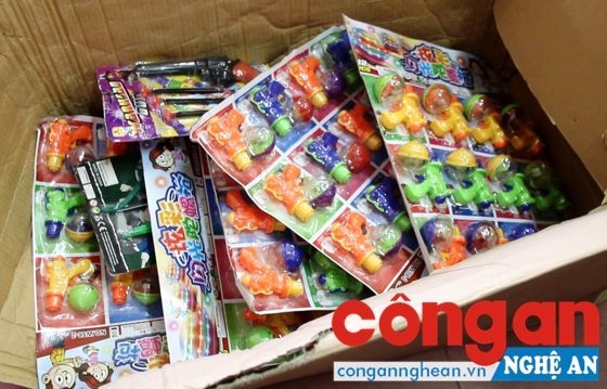 Lô hàng đồ chơi nguy hiểm được đựng trong nhiều thùng carton lớn.