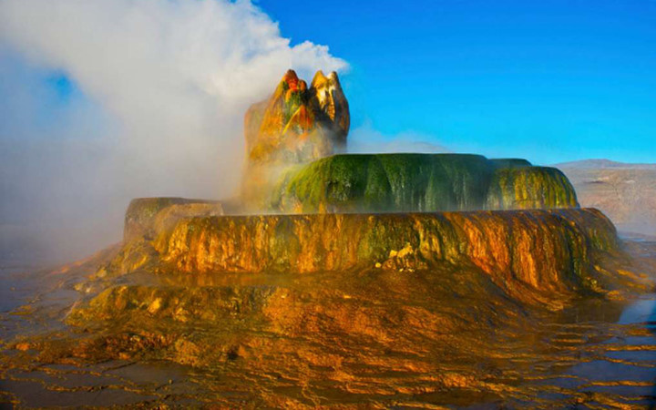 Cảnh quan kỳ lạ này có tên gọi là Fly Geyser Nevada (Mỹ)