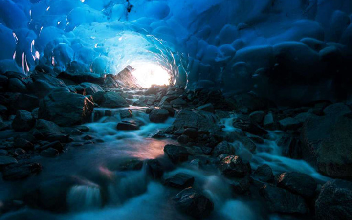 Hang động băng Mendenhall ở Alaska (Mỹ)