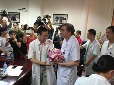 Con trai Thiếu úy Đậu Thị Huyền Trâm được xuất viện