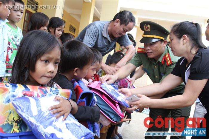Tiếp sức học sinh Đan Lai đến trường