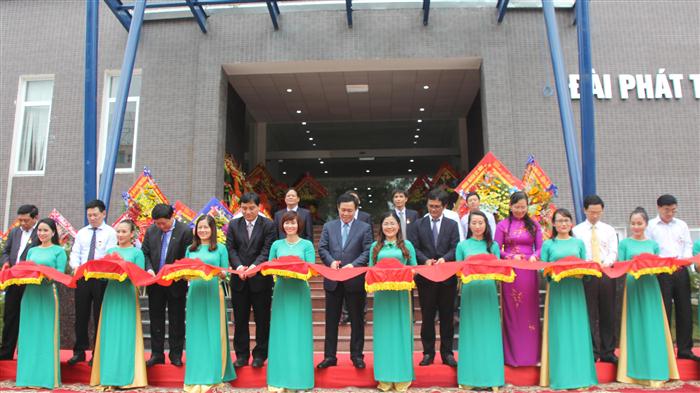 Cắt băng khánh thành Tòa nhà làm việc và SXCT PTTH Nghệ An