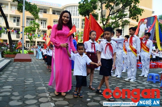 Rộn ràng ngày hội  'Toàn dân đưa trẻ đến trường'