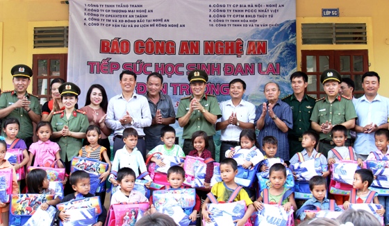 Tiếp sức học sinh Đan Lai đến trường
