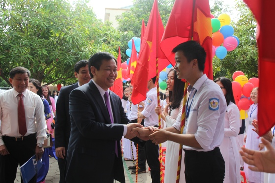 Phó Thủ tướng ân cần thăm hỏi  các em học sinh trong lễ khai giảng
