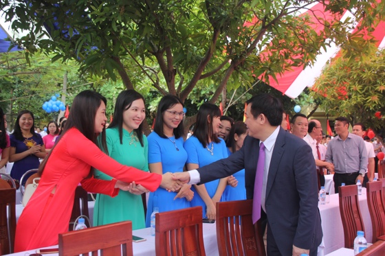 và chúc mừng tập thể giáo viên nhà trường