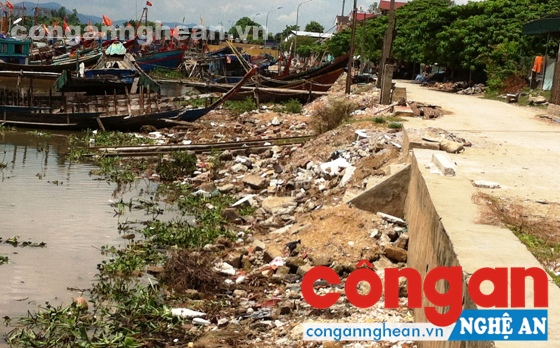 Một đoạn cửa sông Lạch Vạn ngập chìm trong rác