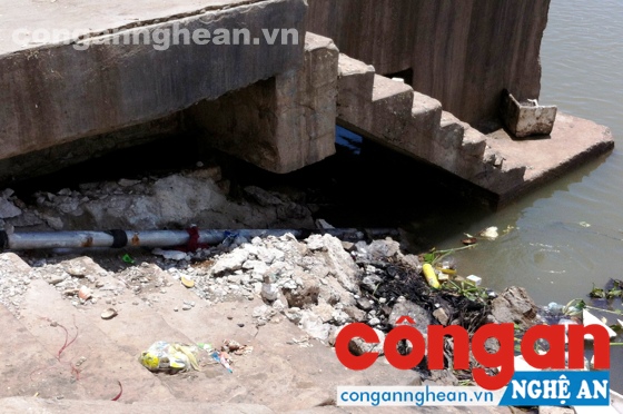 Một ống dẫn thải của cơ sở chế biến bột cá xả xuống lòng sông