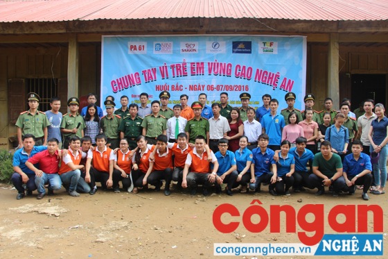 Đoàn chụp ảnh lưu niệm trong chuyến trao quà