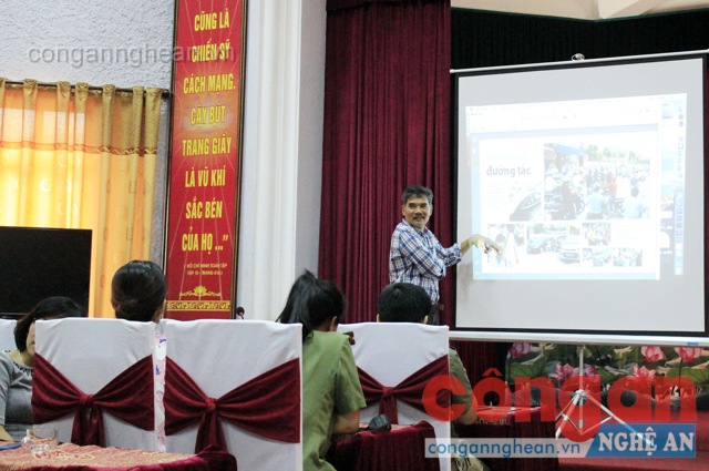 Nhà báo Phạm Hoài Thanh truyền đạt kỹ năng xây dựng phóng sự ảnh báo chí