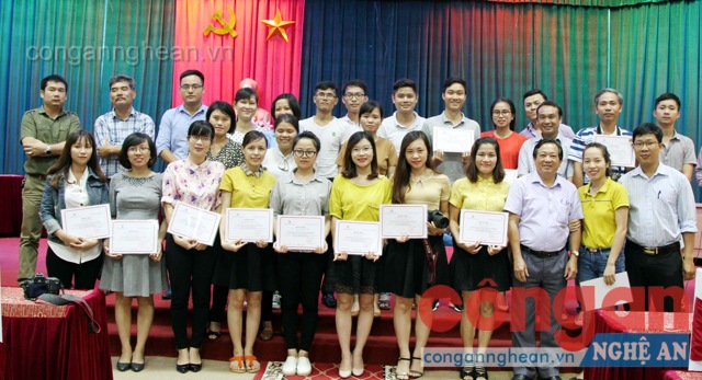 Sau khóa học, các hoc viên đều được cấp Giấy chứng nhận đã hoàn thành khóa bồi dưỡng