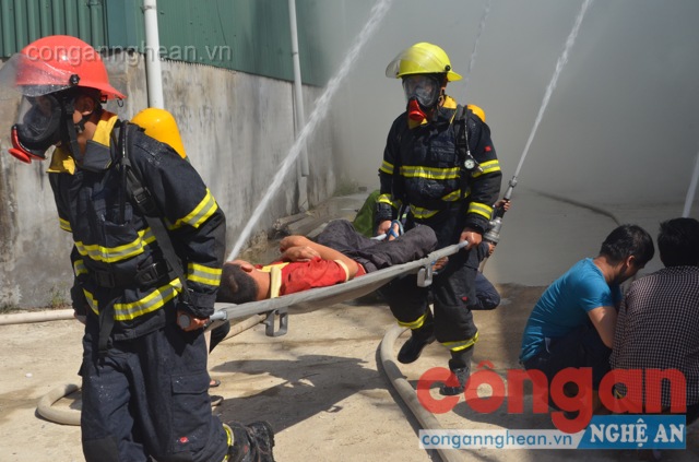 Sơ cứu người bị thương ra khỏi nơi nguy hiểm