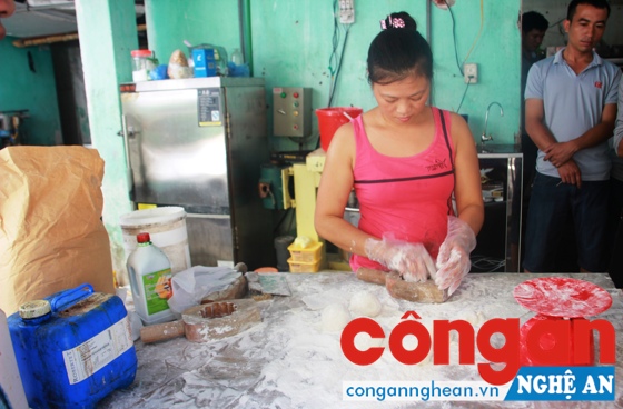 Phát hiện cơ sở sản xuất bánh Trung thu không đảm bảo ATVSTP