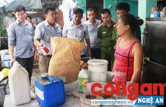 Qua kiểm tra, cơ sở này không xuất trình được giấy phép kinh doanh, không có giấy chứng nhận đủ điều kiện VSATTP.