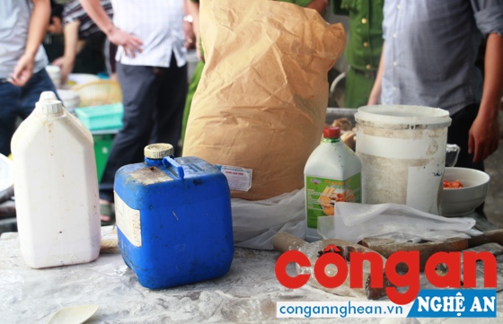 Bánh trung thu thành phẩm sản xuất từ nguyên liệu không rõ nguồn gốc.