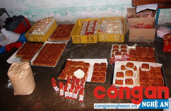 Nguyên liệu không rõ nguồn gốc được chủ cơ sở mua về chế biến bánh trung thu.