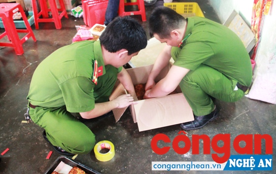 Lực lượng chức năng kiểm đếm và niêm phong toàn bộ lô hàng nói trên.