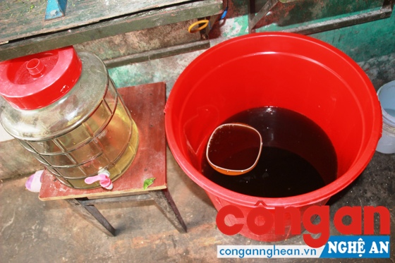 Nguyên liệu chế biến bánh Trung thu được đặt gần nhà vệ sinh...
