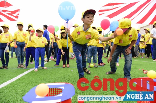 Thông qua các trò chơi giúp các em 