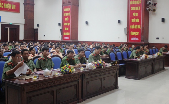 Các đại biểu tham dự buổi lễ bế giảng.