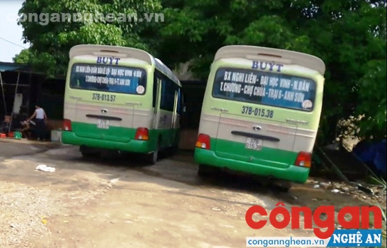 Tập kết xe chờ quay đầu tại Thanh Chương thay vì phải đi lên Anh Sơn theo lộ trình