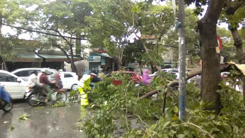 Dù mọi người đều bận rộn, không thể giúp đỡ nhưng đồng chí CSGT vẫn cần mẫn làm công việc không phải của mình