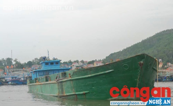 Bắt giữ tàu đang xả thải ra biển
