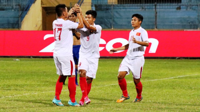 Thắng chật vật U19 Philippines, U19 Việt Nam đứng đầu bảng A