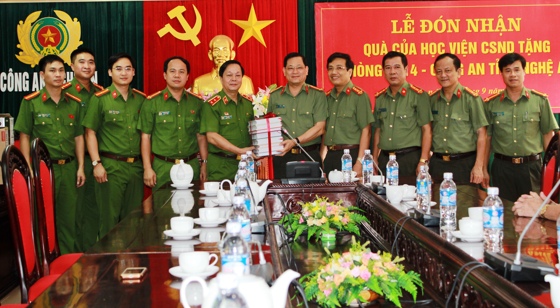 Học viện CSND tặng quà cho Trung tâm Bồi dưỡng và Huấn luyện nghiệp vụ Công an Nghệ An.