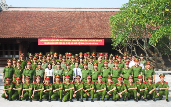 Các đại biểu và sinh viên chụp ảnh lưu niệm