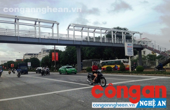Xây dựng cầu vượt đi bộ QL1 qua đường Lê Duẩn
