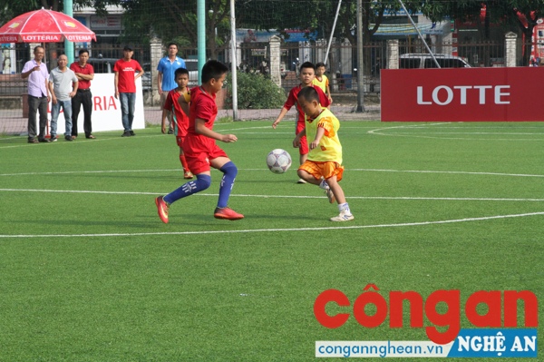 pha tranh bóng quyết liệt
