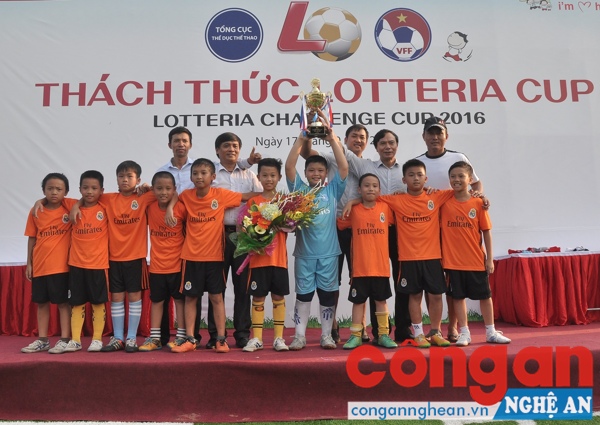 Trường Tiểu học Hà Huy Tập 2 giành giải Nhất 'Thách thức Lotteria Cup 2016'