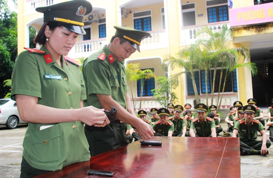 CBCS Công an Nghệ An thực hiện phần kiểm tra tháo lắp súng - Ảnh: Hồ Hưng