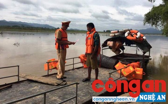 Kiểm tra an toàn giao thông đường thủy tại các bến đò ngang