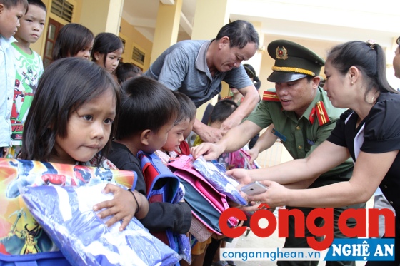 Đại diện Báo Công an Nghệ An trao tặng quà cho các học sinh nghèo Đan Lai