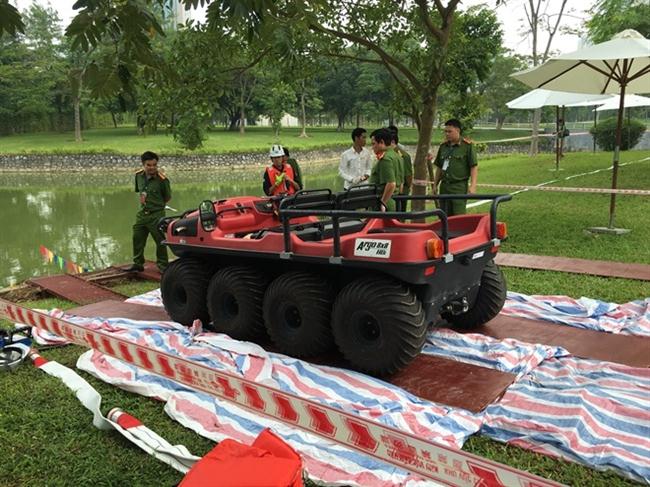 Chiêm ngưỡng xe đặc chủng chữa cháy lần đầu tiên xuất hiện ở Việt Nam
