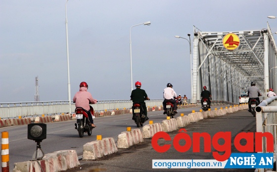Xe gắn máy đi vào làn ôtô trên cầu Bến Thủy I