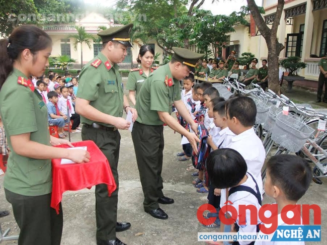 ĐVTN cụm thi đua số 5 tặng quà cho học sinh khó khăn