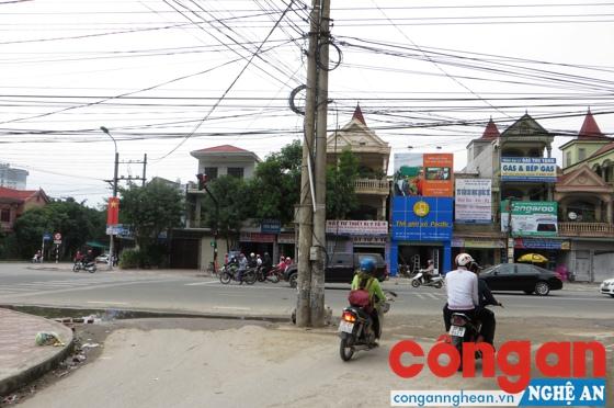 Nhiều cột điện 'nghênh ngang' giữa đường