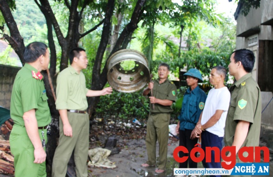 Ban Công an xã Châu Cường kiểm tra việc thực hiện mô hình 