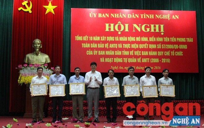 Tặng bằng khen cho các cá nhân có thành tích xuất sắc trong phong trào