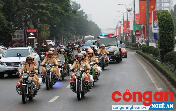 Xử lý nghiêm các trường hợp 'không nhường đường hoặc cản trở xe được quyền ưu tiên khi đi làm nhiệm vụ'
