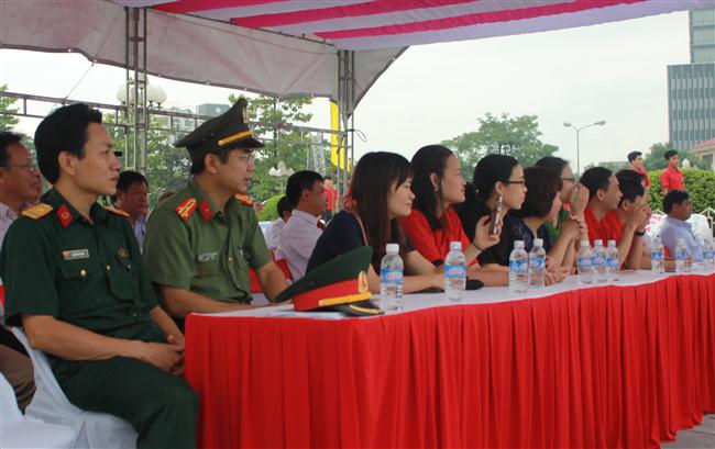 Các đại biểu tham dự lễ mít tinh.