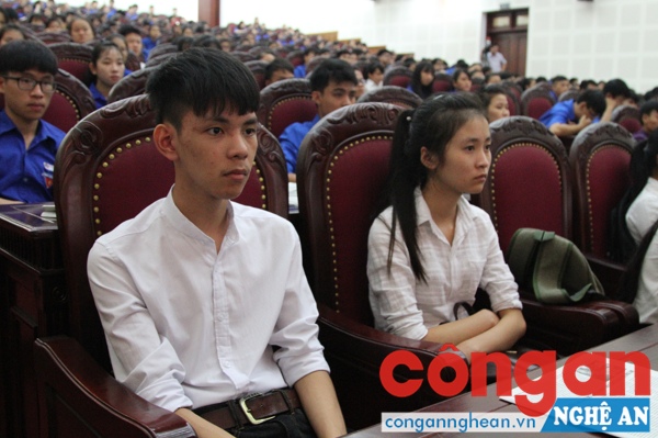 Các bạn tân sinh viên vượt khó học giỏi