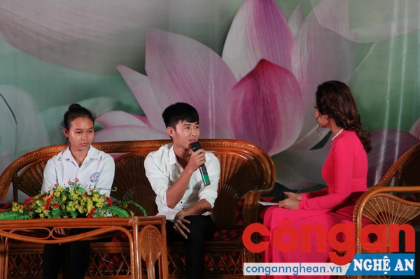 Giao lưu với hai tân sinh viên có hoàn cảnh đặc biệt khó khăn
